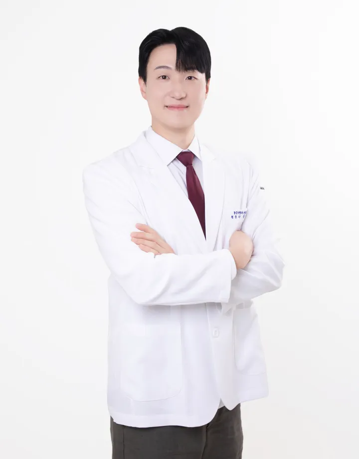 나상훈 원장 프로필 및 약력 이미지